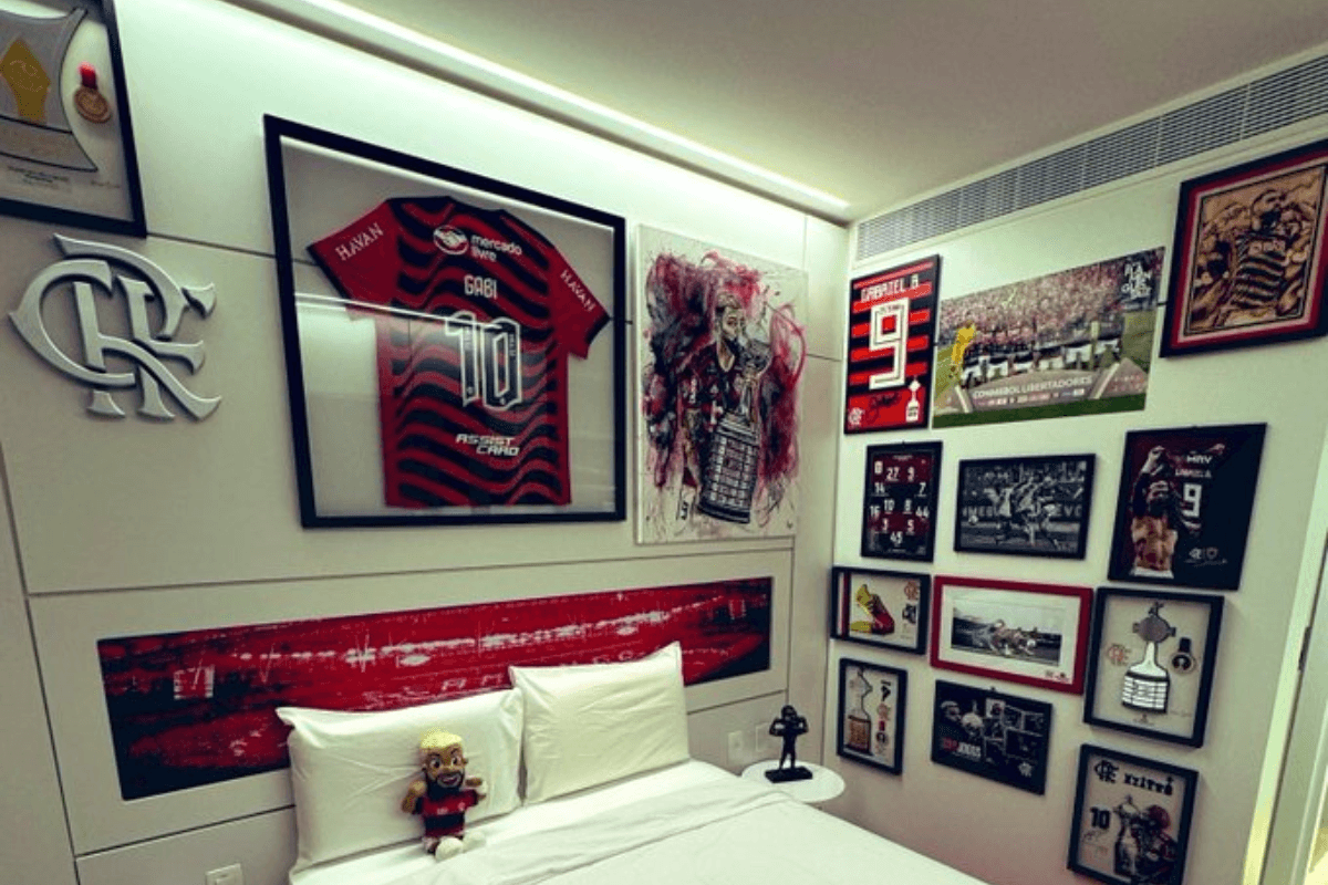 Gabigol mostra seu quarto no Ninho antes da partida entre Flamengo e Fluminense