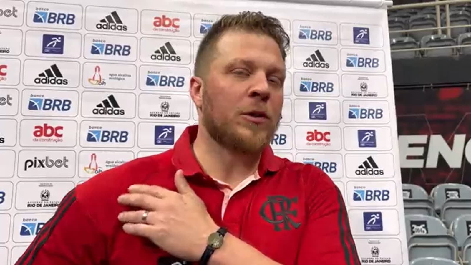 Gustavinho lamenta lesão de Olivinha no jogo do Flamengo