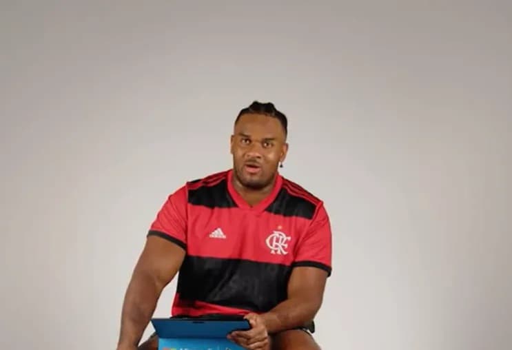Jogador da NFL usa camisa do Flamengo em vídeo sobre moda