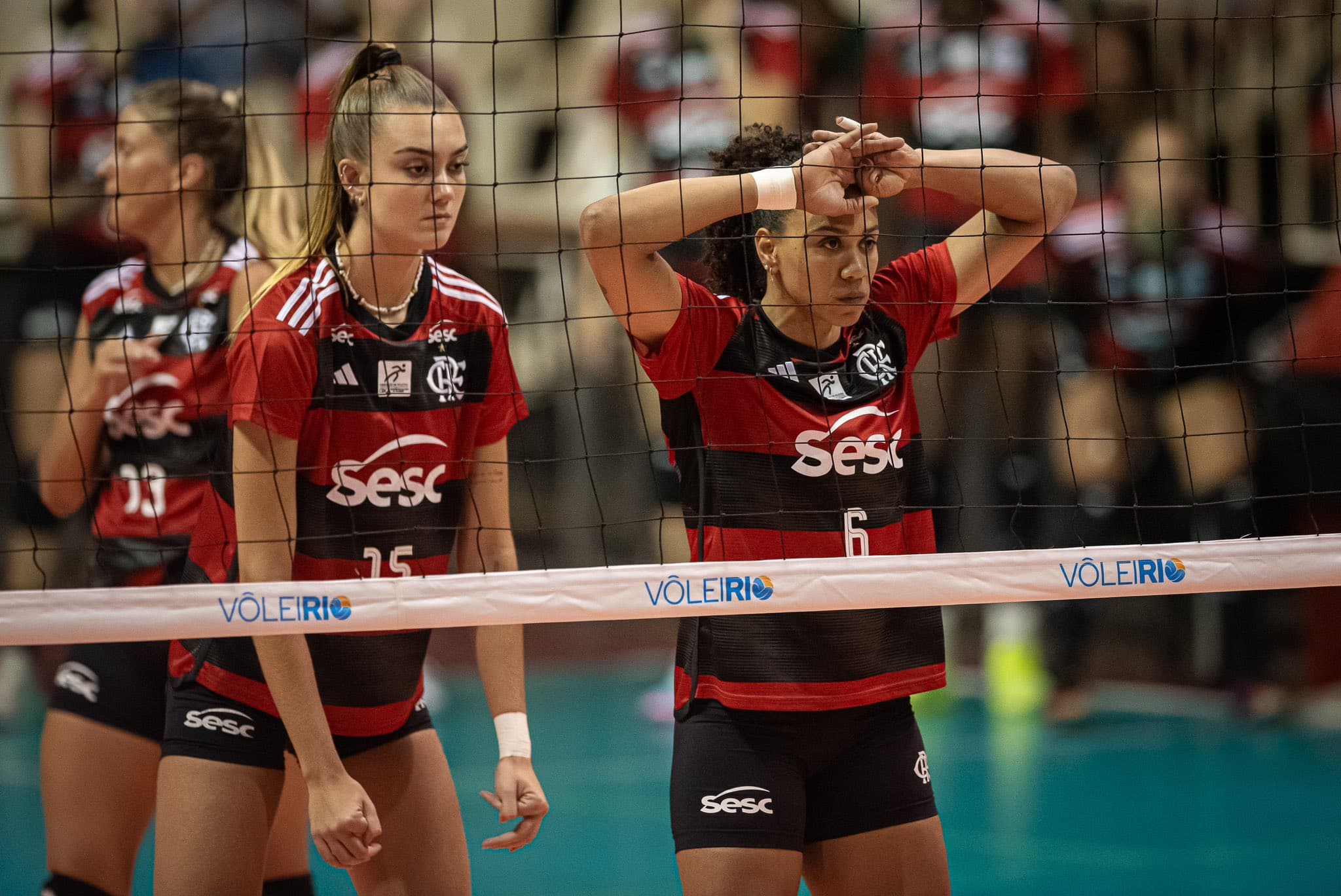 Juciely, no meio da rede, ao lado de Helena em jogo do Flamengo na Superliga; Capitã projetou jogo do SESC com Praia Clube no Maracanãzinho