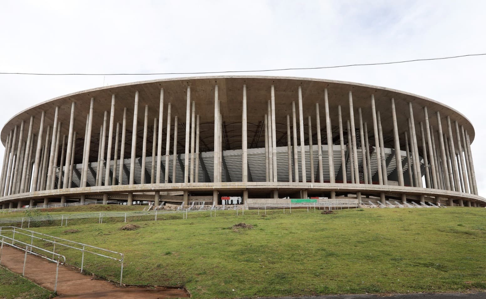 Mané Garrincha recebe Flamengo x Santos com campo ridículo