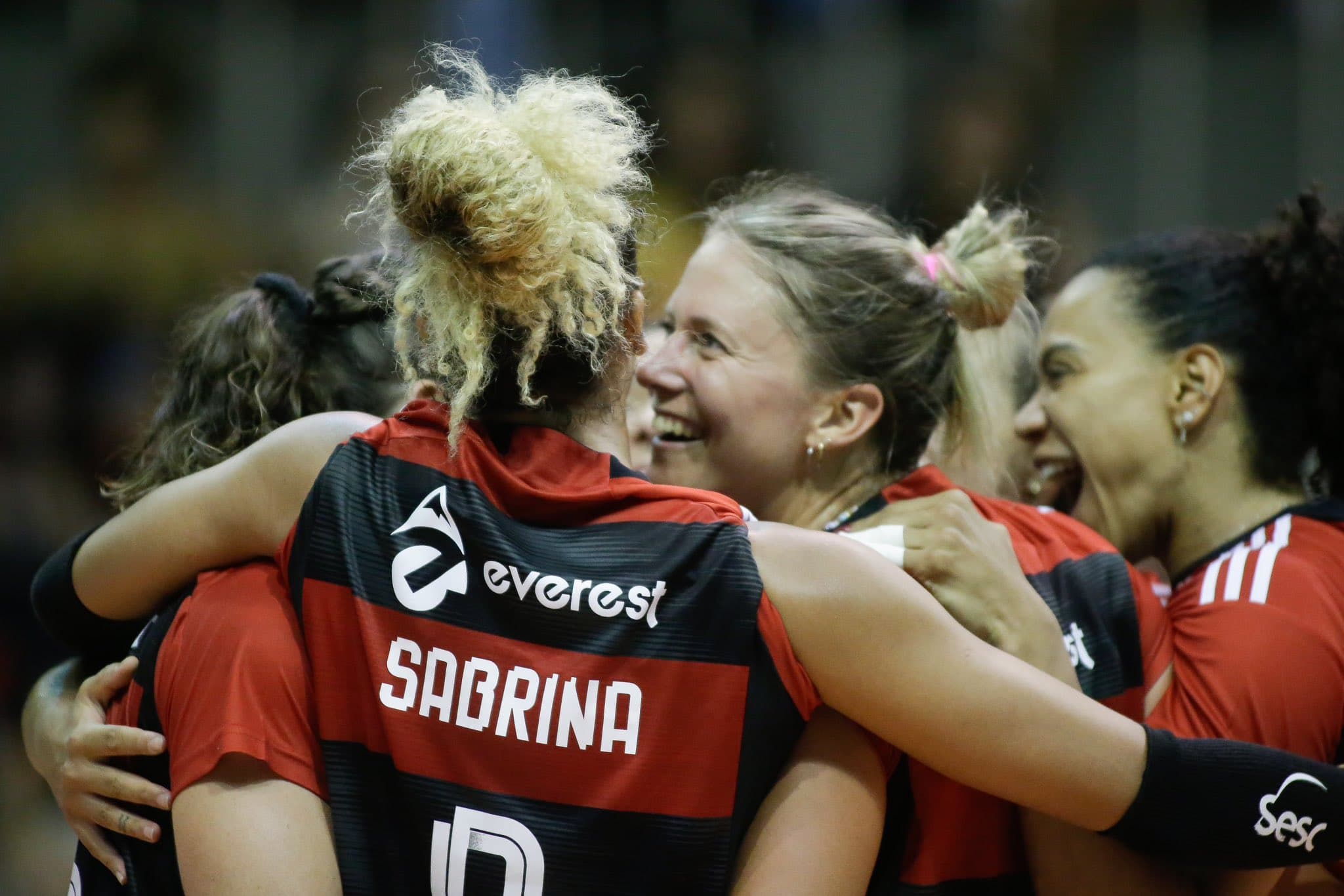 Jogadoras do Flamengo comemoram ponto no Carioca de Vôlei; veja onde assistir a final contra o Fluminense