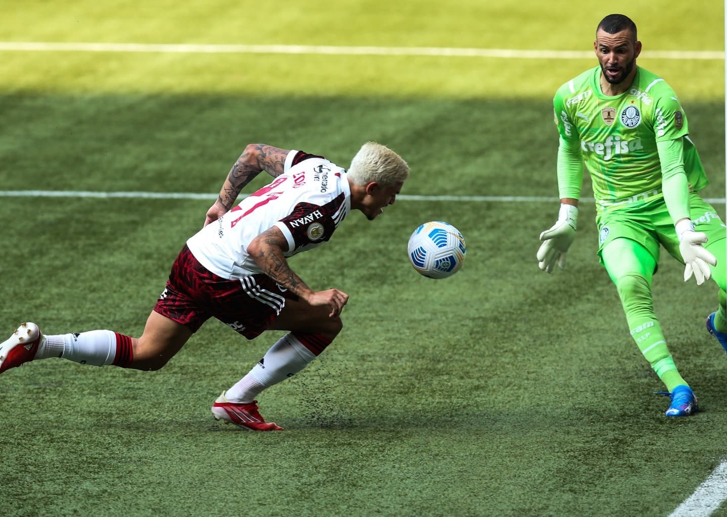 Pedro marca gol contra o Palmeiras pelo Flamengo