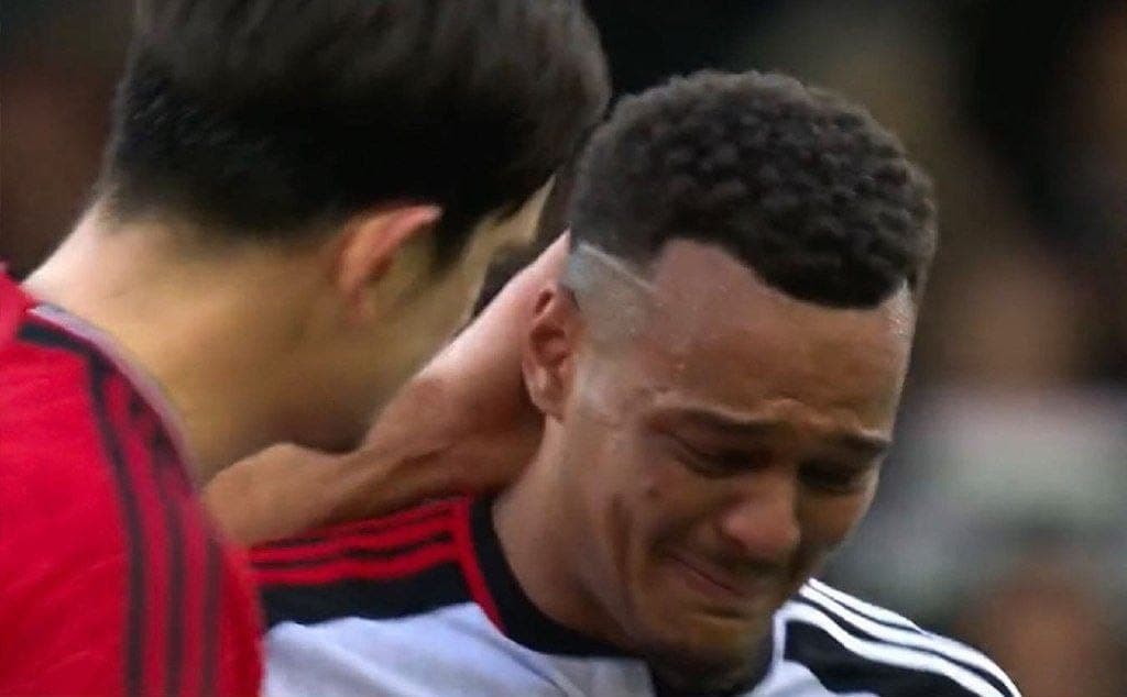 Rodrigo Muniz deixa campo chorando em Fulham x Manchester United