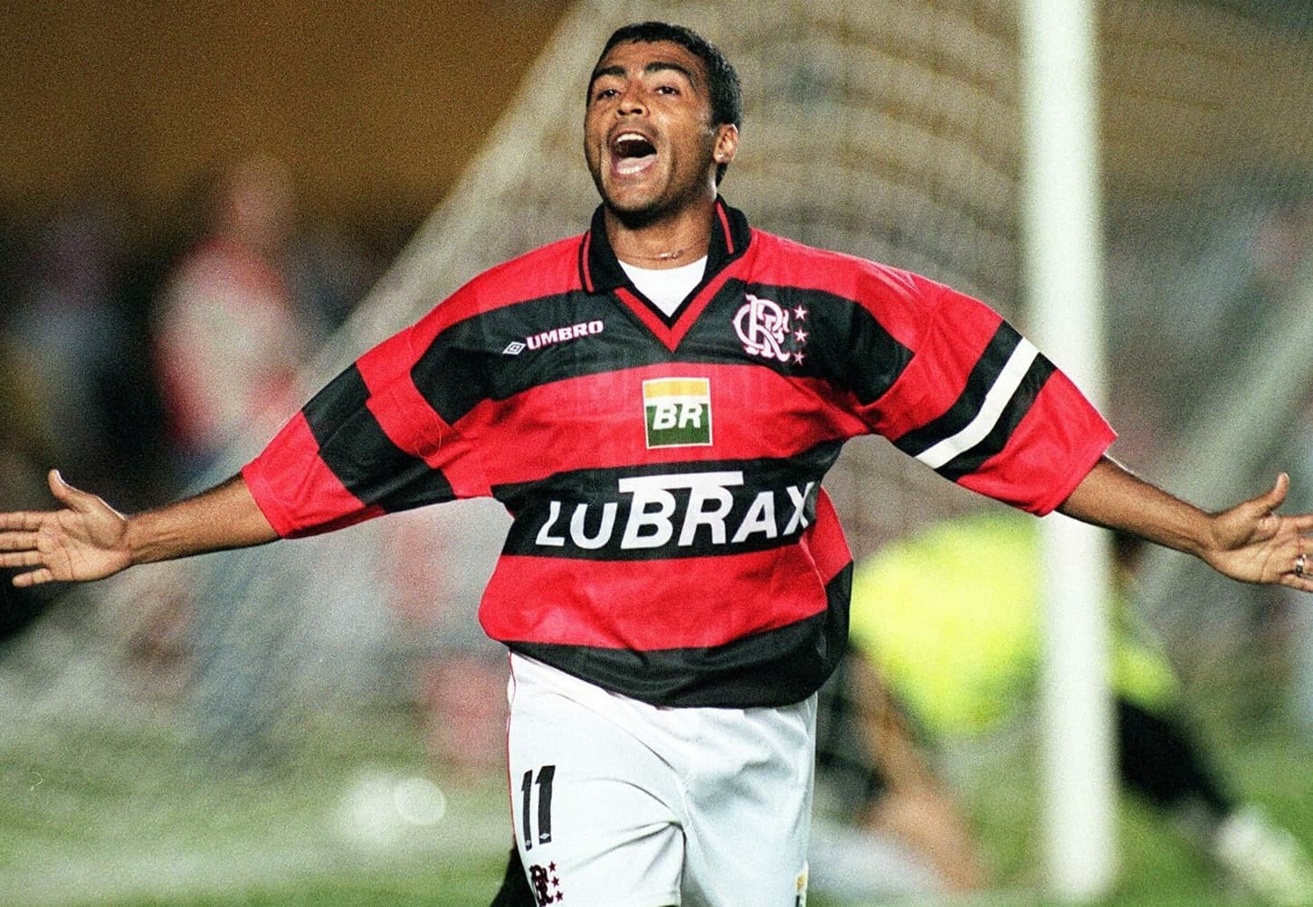 Romário comemora gol pelo Flamengo