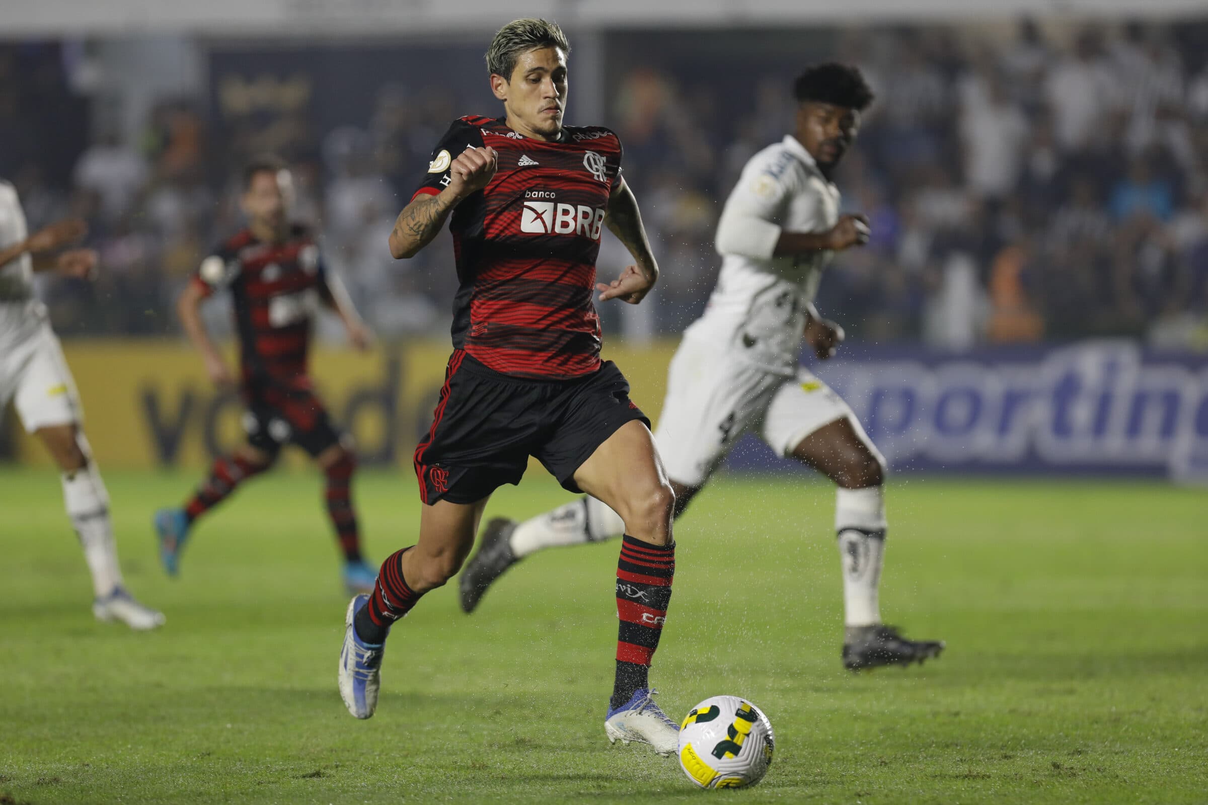 Flamengo e Santos se enfrentam pelo Campeonato Brasileiro em Brasília