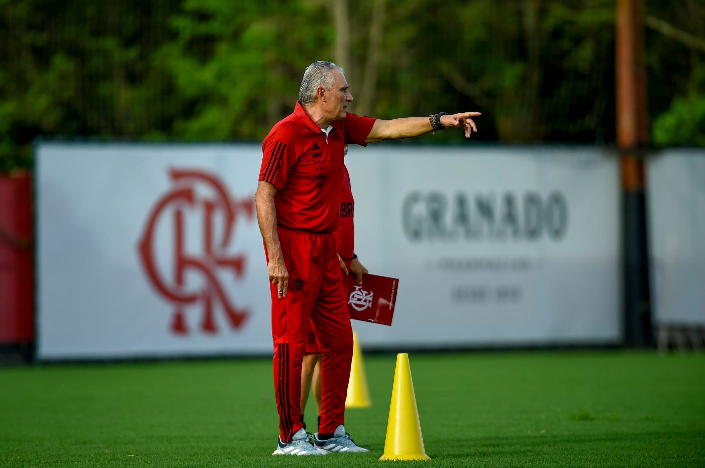 Tite em treino do Flamengo; treinador prepara time com mudanças para enfrentar o Fortaleza; veja escalação