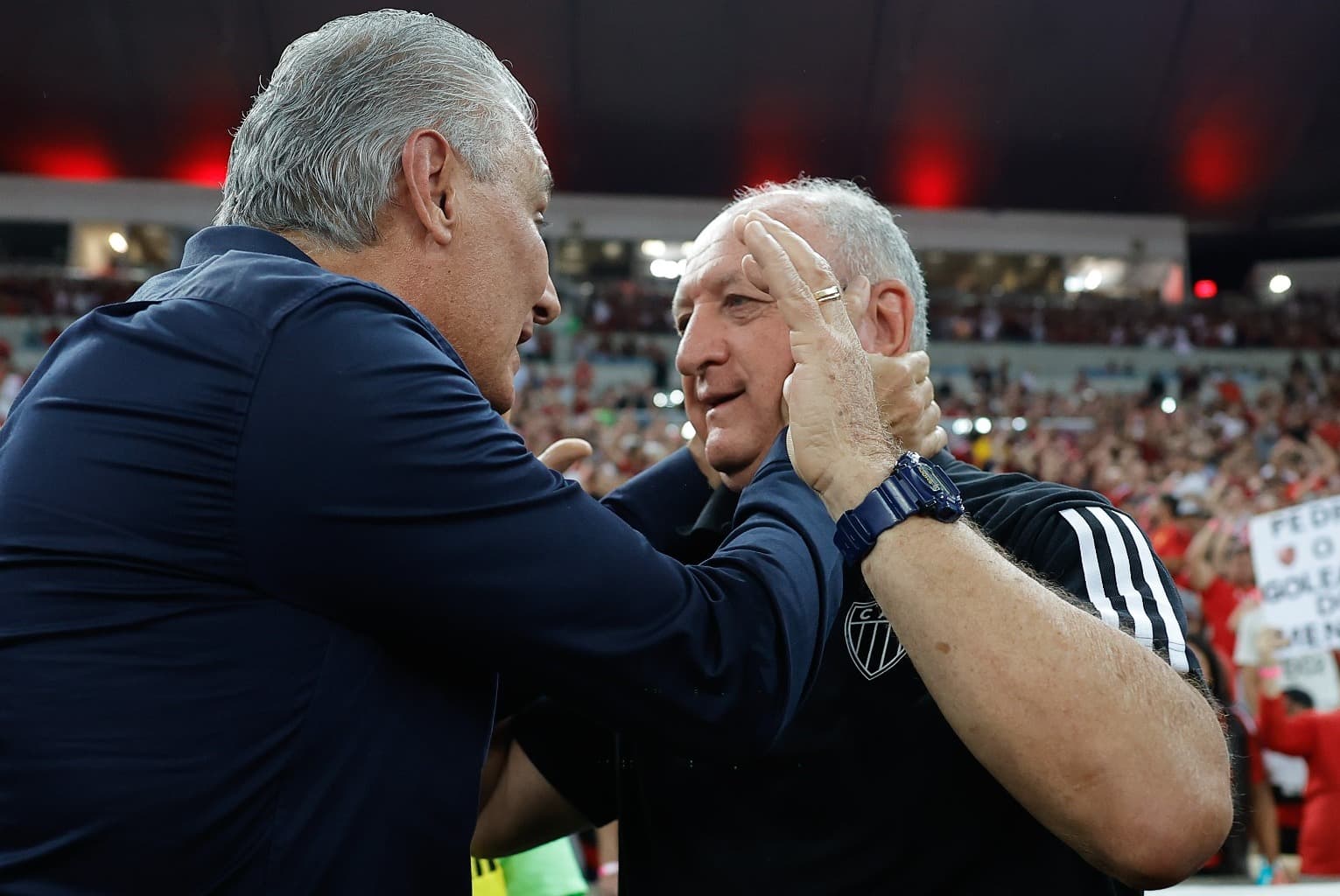 Tite segura rosto de Felipão em reencontro no Maracanã, durante Flamengo x Atlético-MG, pelo Brasileirão
