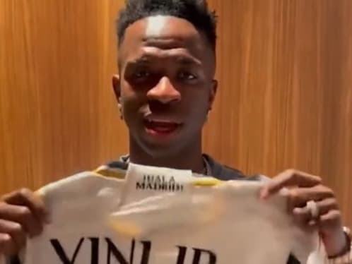 Vinícius Júnior presenteia jovem torcedora do Real Madrid