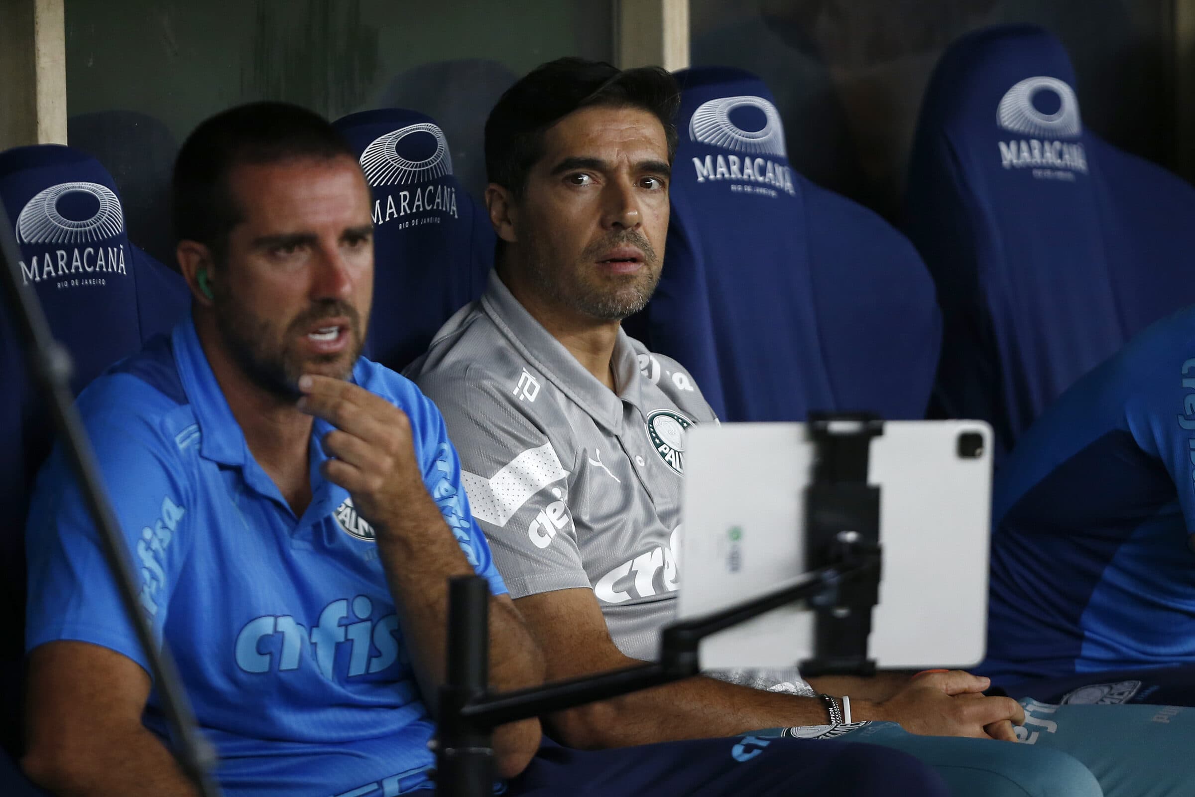 Abel Ferreira com semblante apático no banco do Palmeiras contra o Flamengo no Maracanã