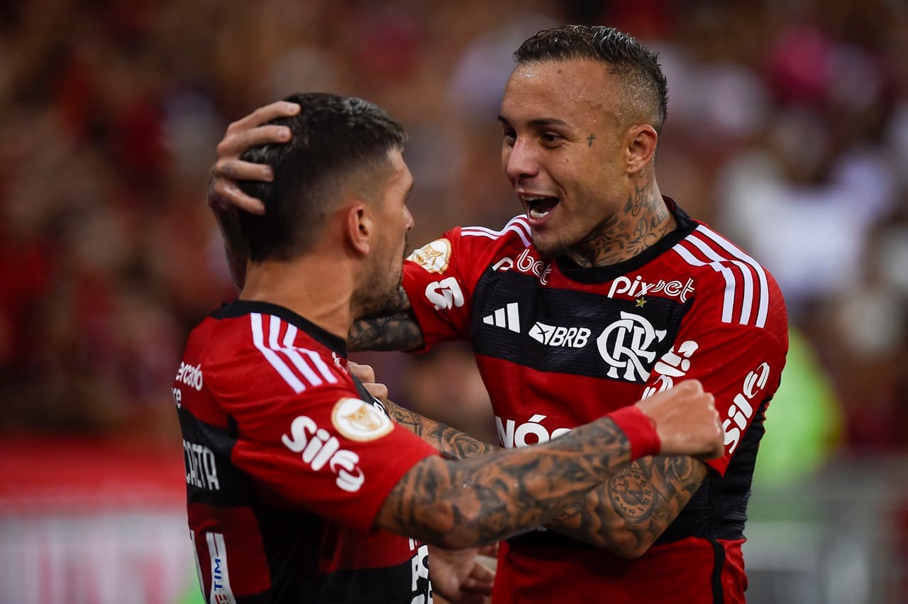 Arrascaeta e Cebolinha comemoram o gol da vitória do Flamengo sobre o Bragantino no Maracanã pelo Brasileirão 2023