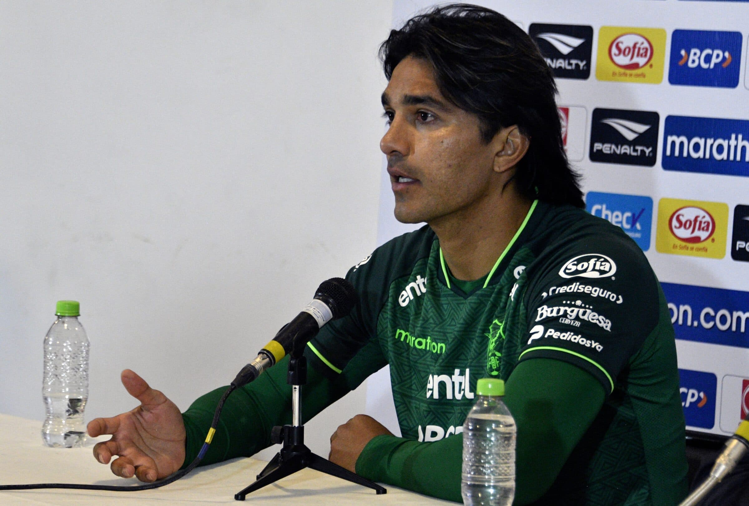 Marcelo Moreno em entrevista coletiva. Atacante ex-Flamengo anunciou decisão surpreendente em sua carreira na seleção boliviana.