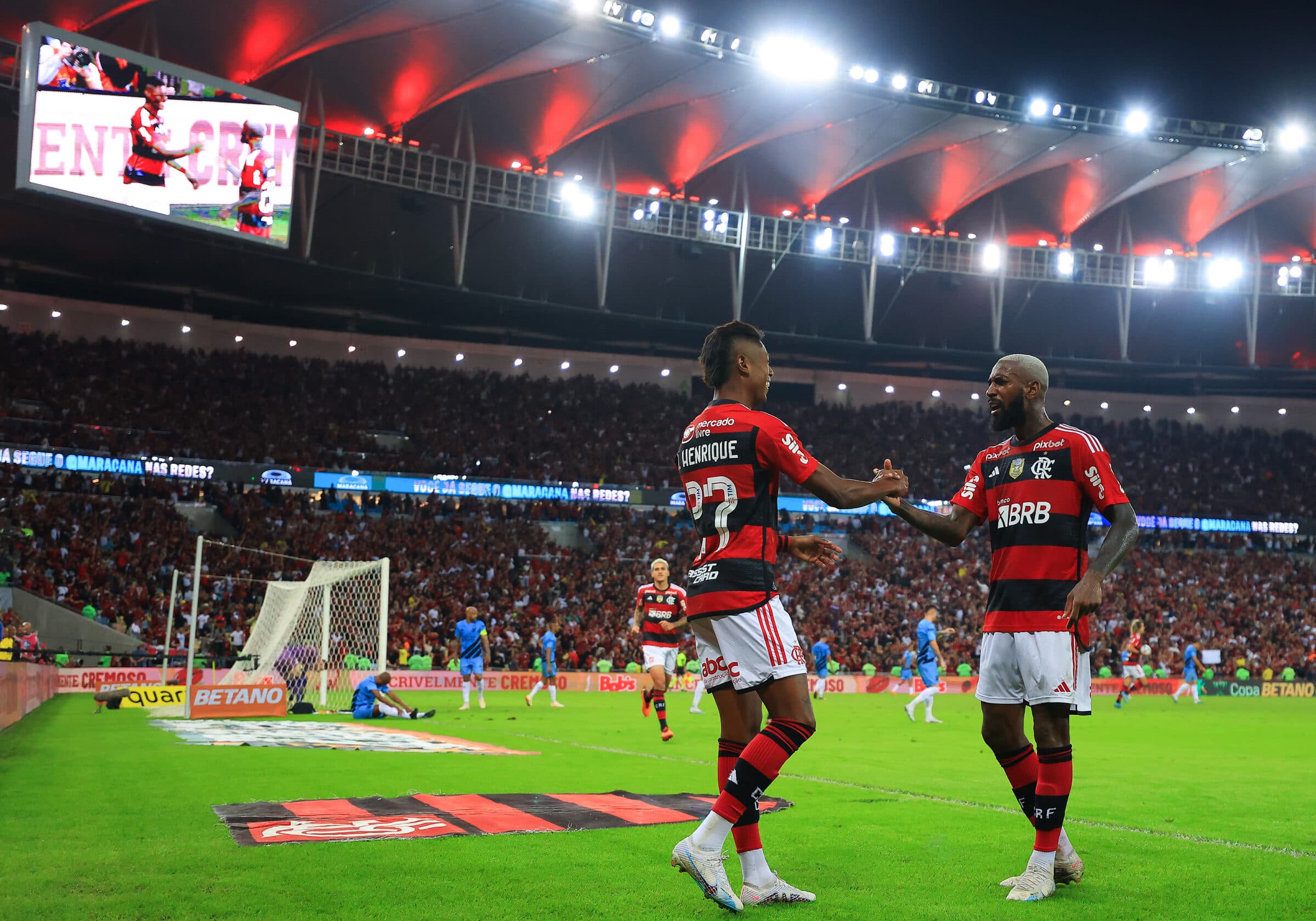 Bruno Henrique e Gerson em partida. STJD irá julgar Flamengo e os atletas após ocorridos na partida contra o Santos, no início de novembro