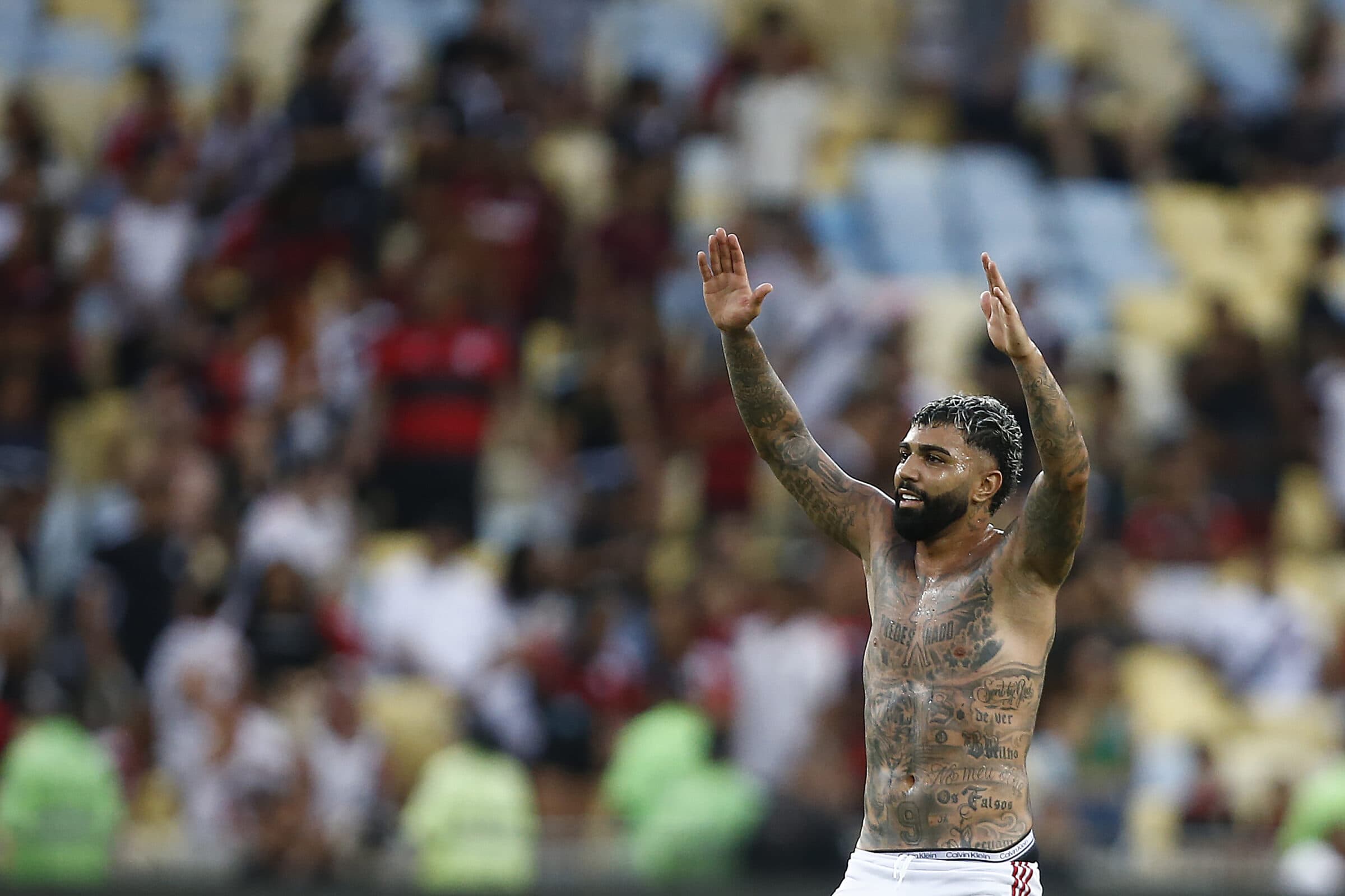 Gabigol com as mãos para o céu. Freira mineira que viralizou no Maracanã revelou paixão pelo Flamengo graças ao atacante