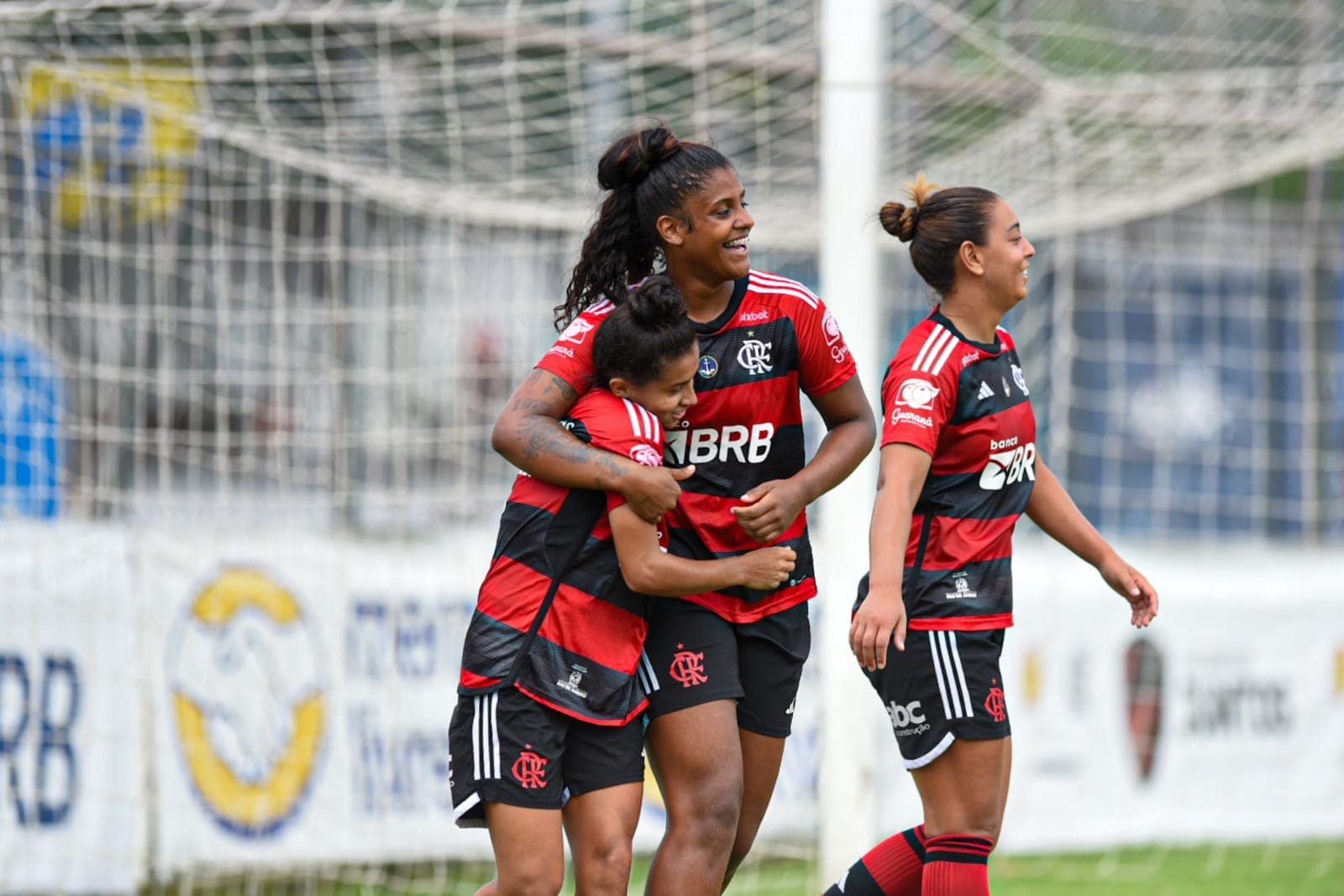 Meninas do Feminino do Flamengo comemora um dos gols na goleada contra o Tigres pela Taça Guanabara Feminina
