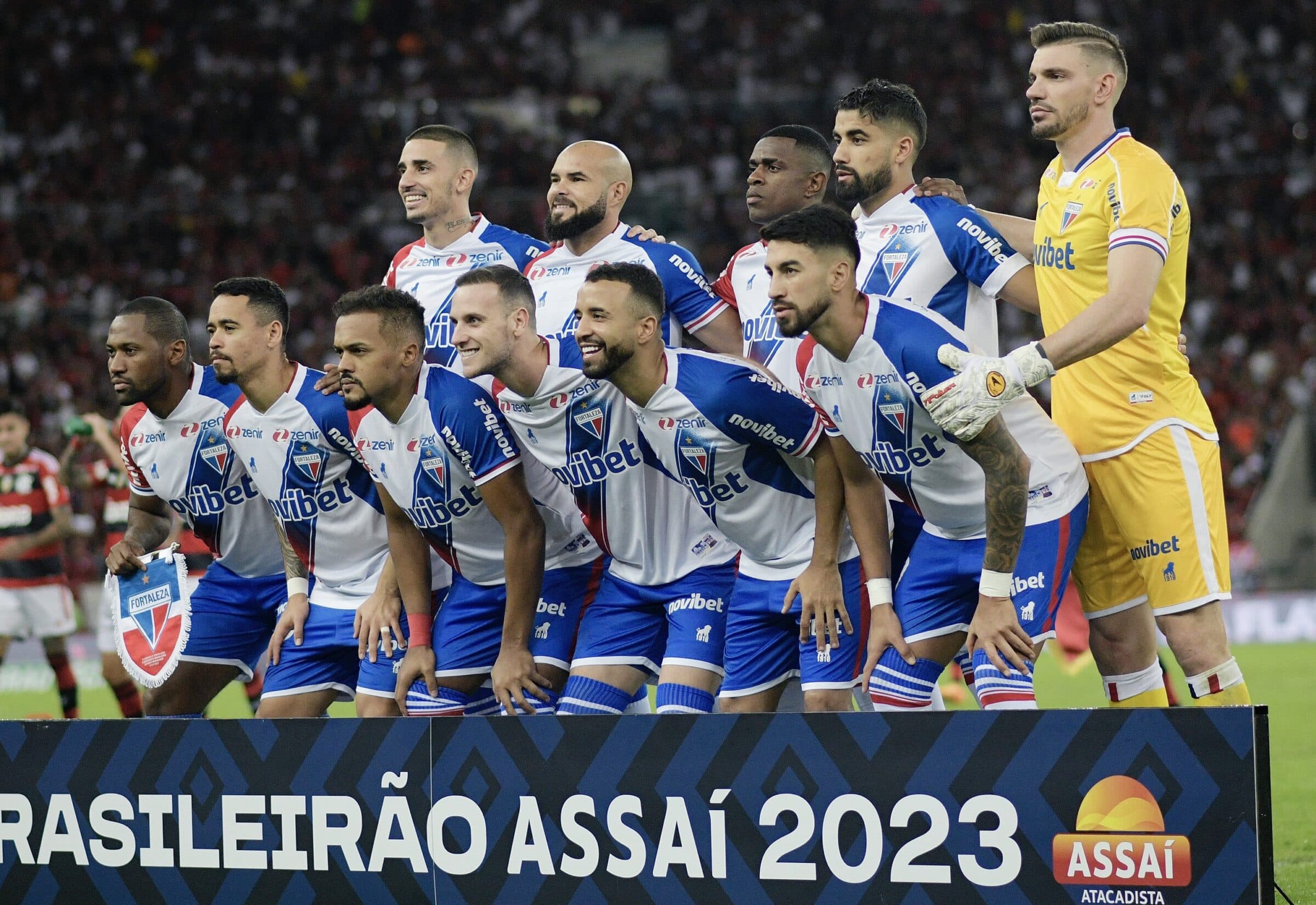 Jogadores do Fortaleza perfilados contra o Flamengo pelo Brasileirão no Maracanã