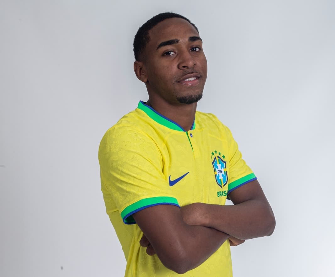 Lorran, jogador formado no Flamengo e grande esperança do Ninho do Urubu, posa com a camisa da Seleção Brasileira