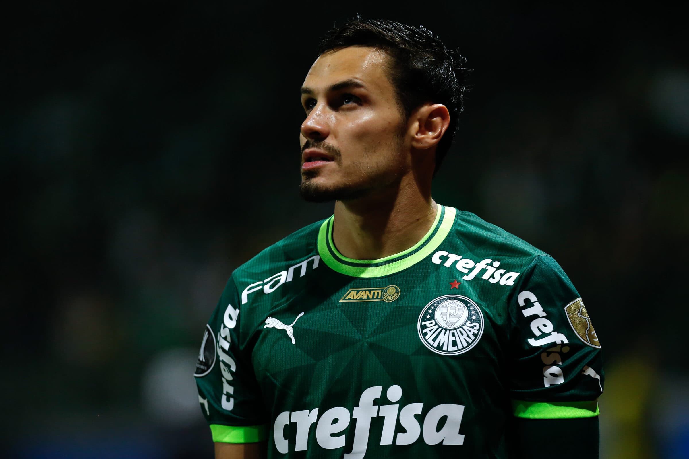 Raphael Veiga é um dos pendurados do Palmeiras contra o Athletico e pode desfalcar o Flamengo na próxima rodada do Campeonato Brasileiro