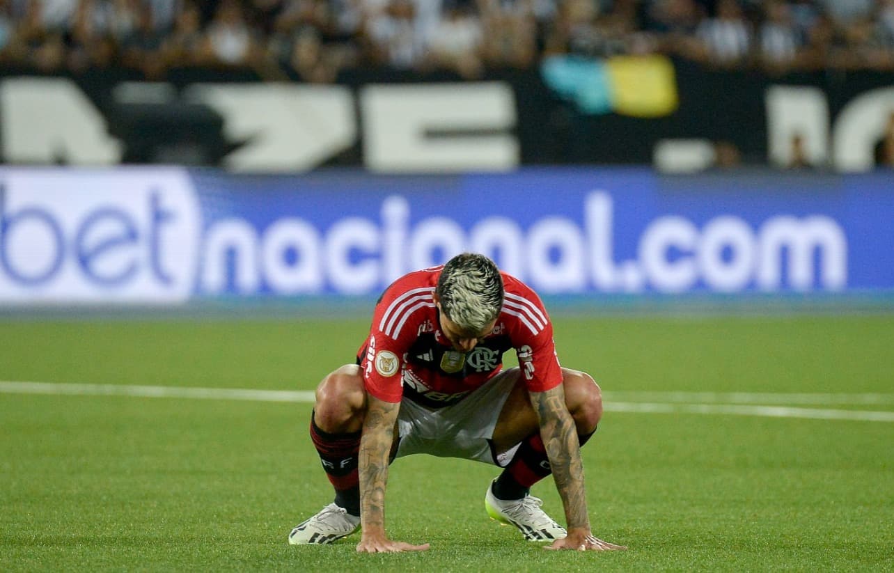 Pedro lamenta jogada durante jogo - atacante marcou centésimo gol contra Santos