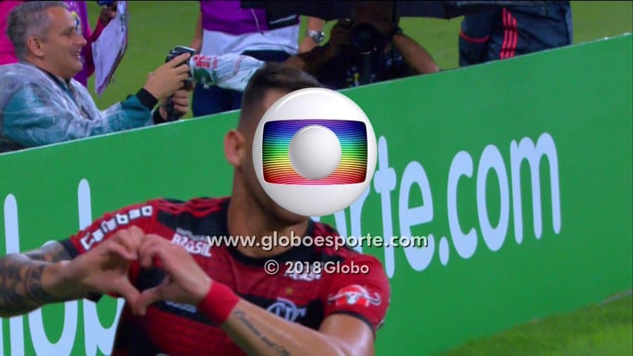 Jogador do Flamengo com símbolo da Globo sobre o rosto. Receita do Flamengo sem TV nos 9 primeiros meses de 2023 é maior que a maioria dos rivais em 2022