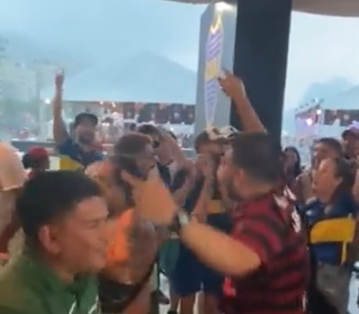 Torcedores de Flamengo e Boca Juniors unidos em Copacabana, no Rio de Janeiro, antes da final da Libertadores