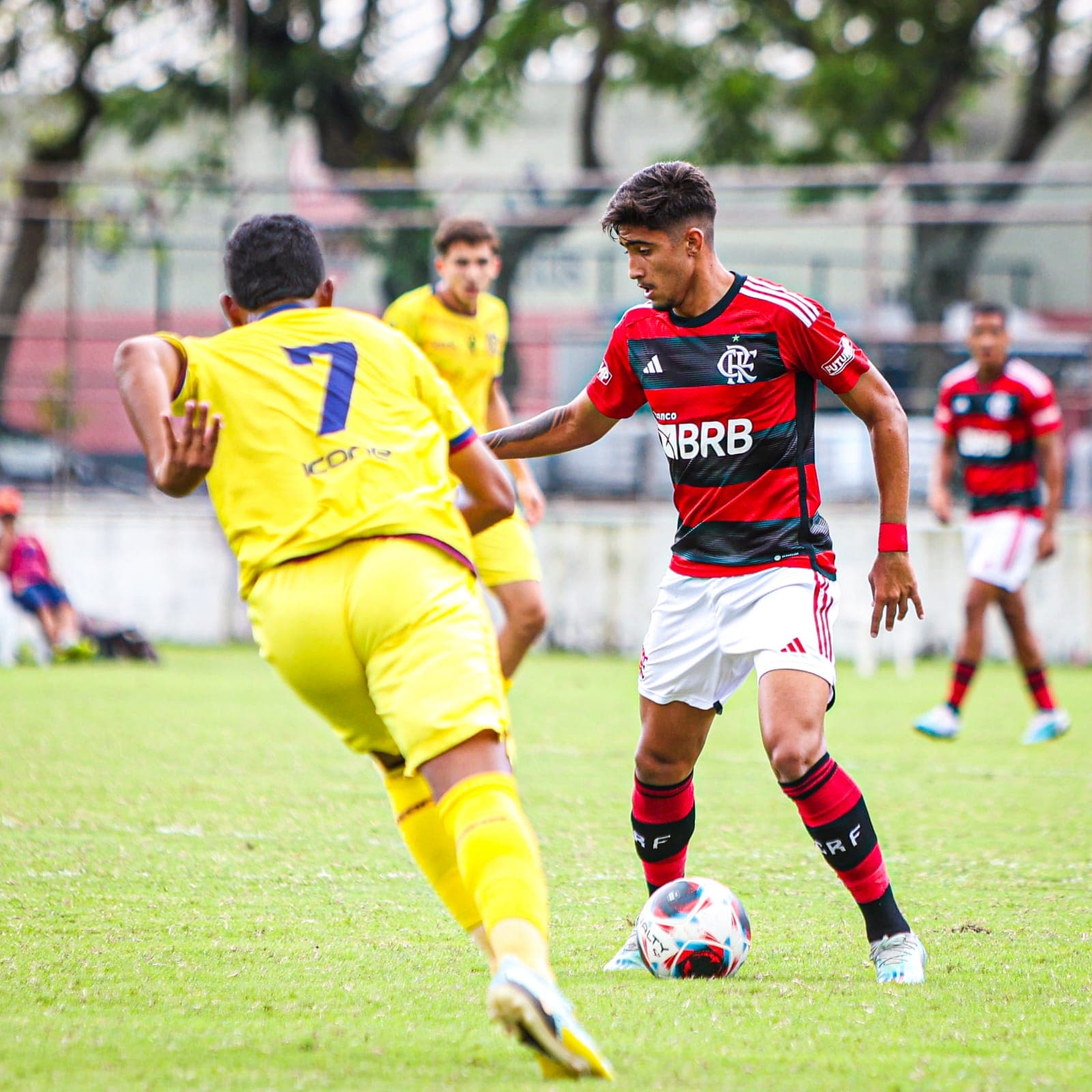 Atleta do Flamengo Sub-17 durante partida contra o Madureira pelo Campeonato Carioca da categoria