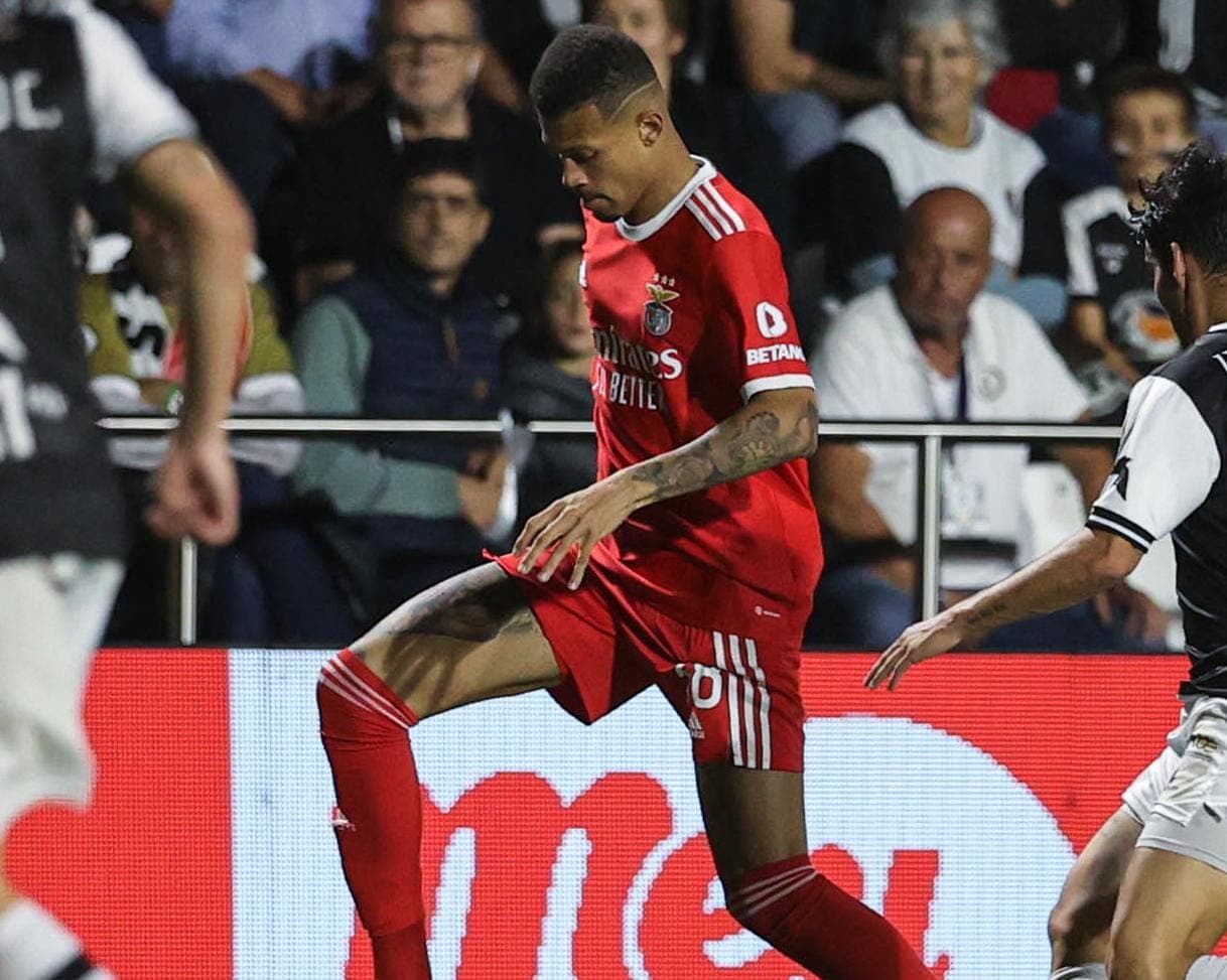 Alvo do Flamengo, zagueiro João Victor em campo pelo Benfica