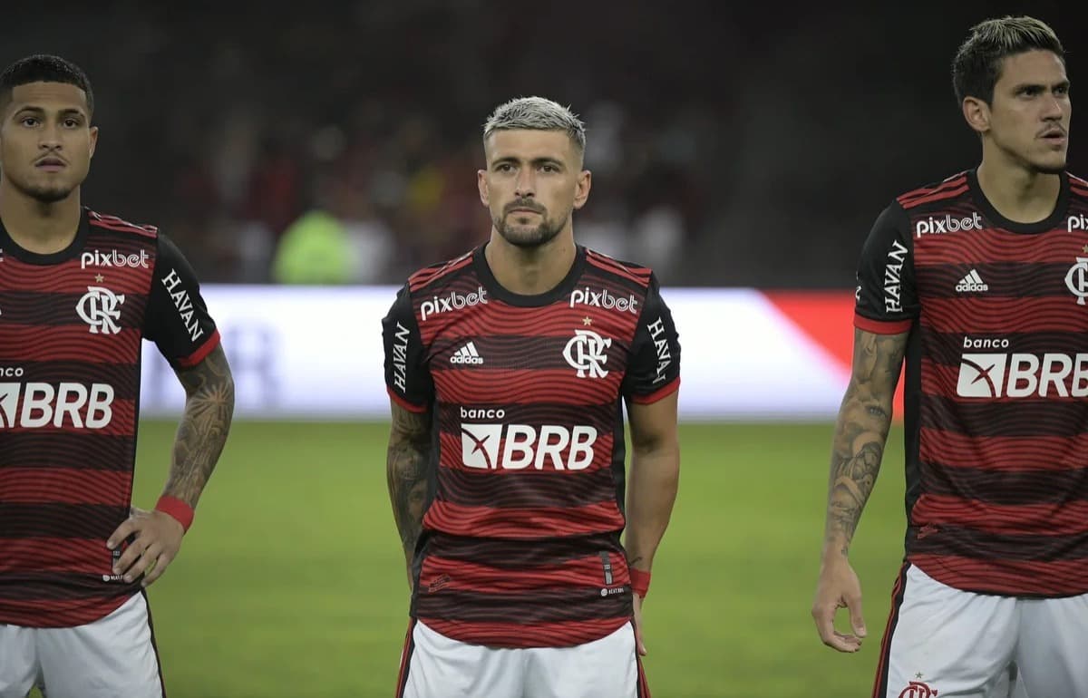 Arrascaeta e Pedro aparecem ao lado de João Gomes durante temporada 2022