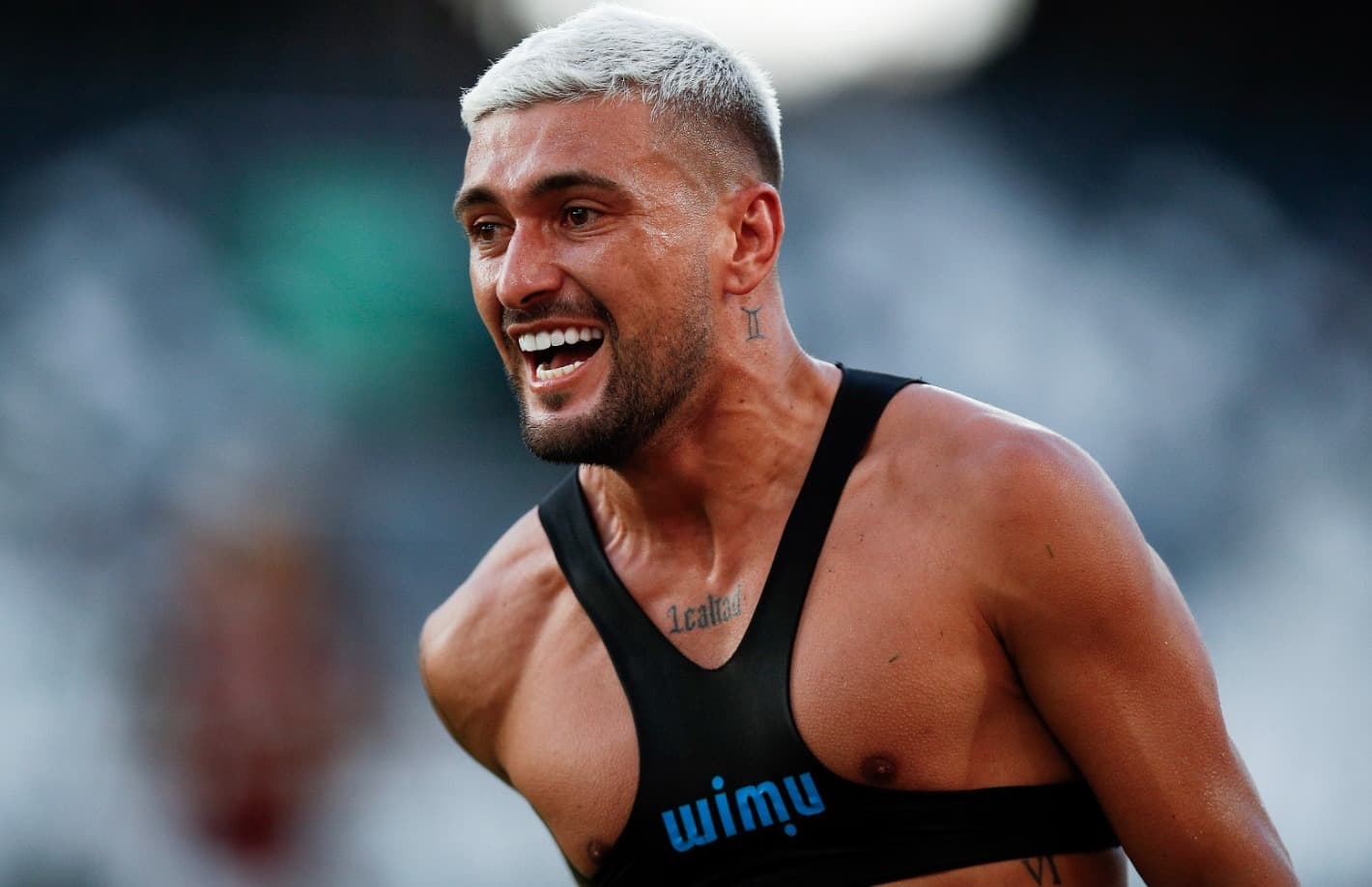 Arrascaeta sem camisa sorrindo após marcar gol pelo Flamengo