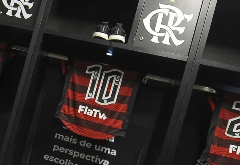 Duda, camisa 10 do Flamengo feminino, assinou renovação por mais uma temporada