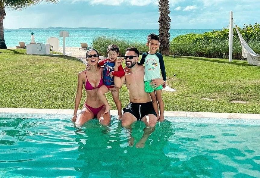 Craque do Flamengo, Everton Ribeiro posa para foto com filhos, Totói e Guto, e esposa Marília Nery, em ilha paradisíaca no Caribe