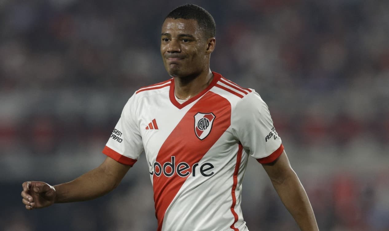 De La Cruz anda em campo e faz careta durante jogo do River Plate