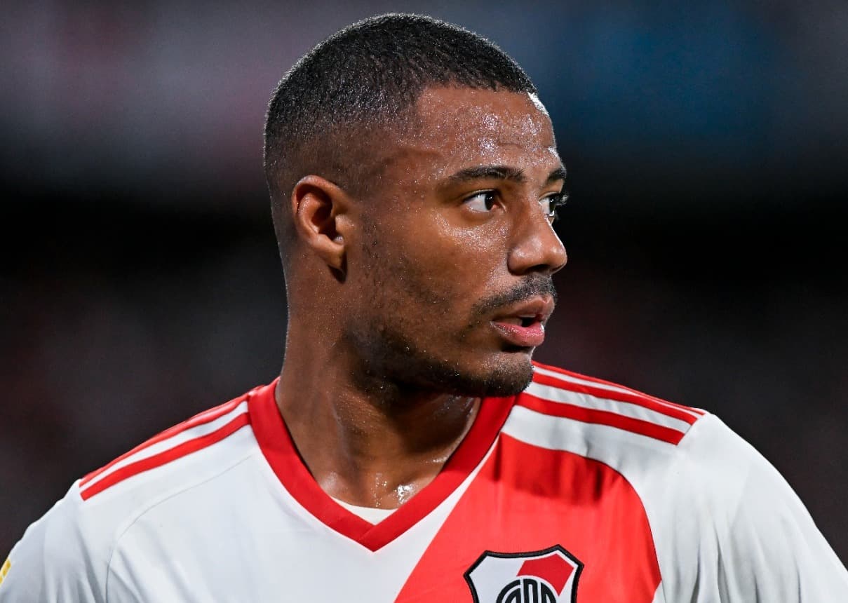 De La Cruz olha para o lado durante jogo do River Plate contra o Rosário Central pela semifinal da Copa da Liga Argentina