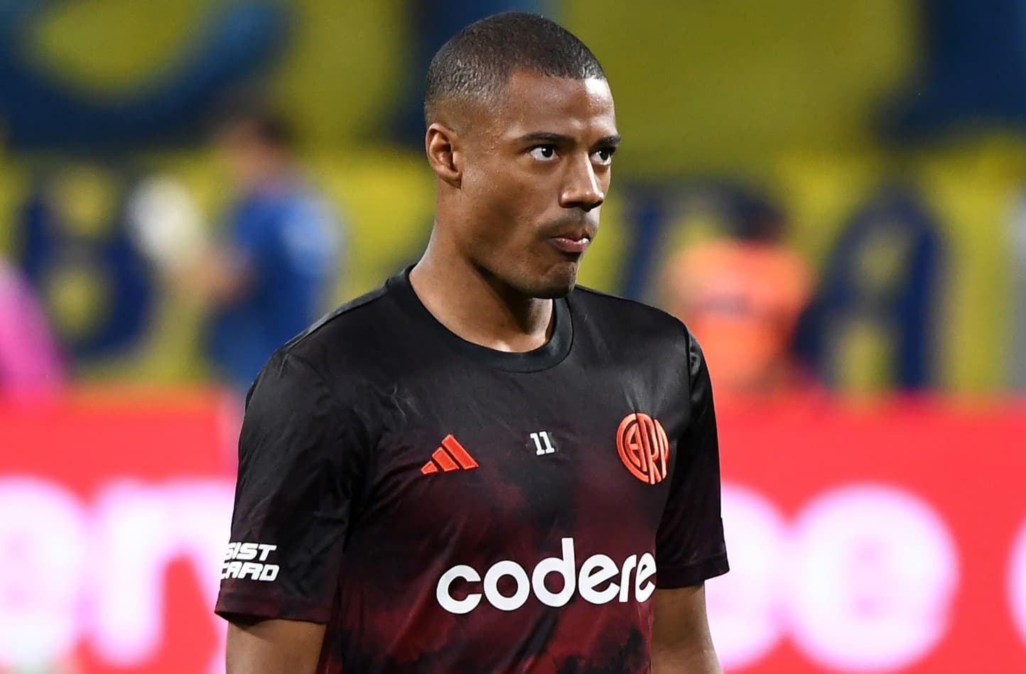 De La Cruz se aquecendo e se concentrando antes de último jogo pelo River Plate