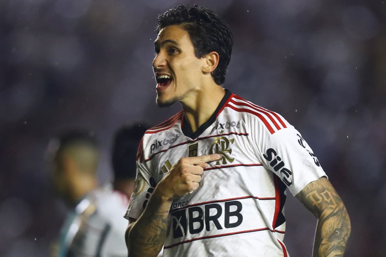 Pedro veste o Manto 2 do Flamengo, que está concorrendo ao prêmio de camisa mais bonita do ano, organizado pelo portal Footy Headlines