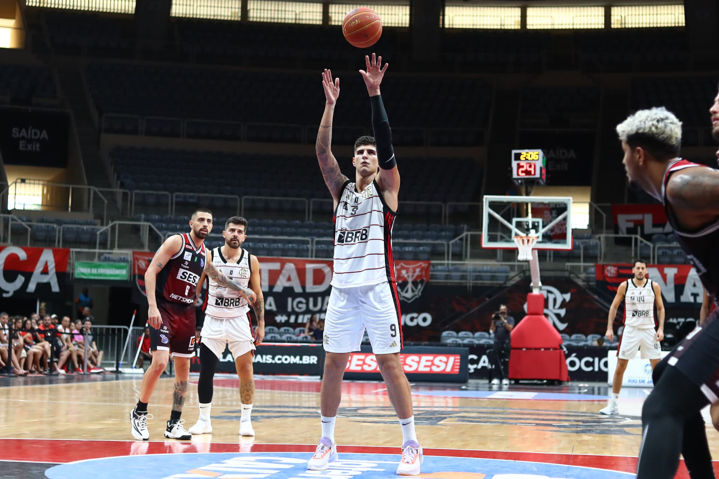 Flamengo contra o Franca no Maracanãzinho, antes da Champions das Américas