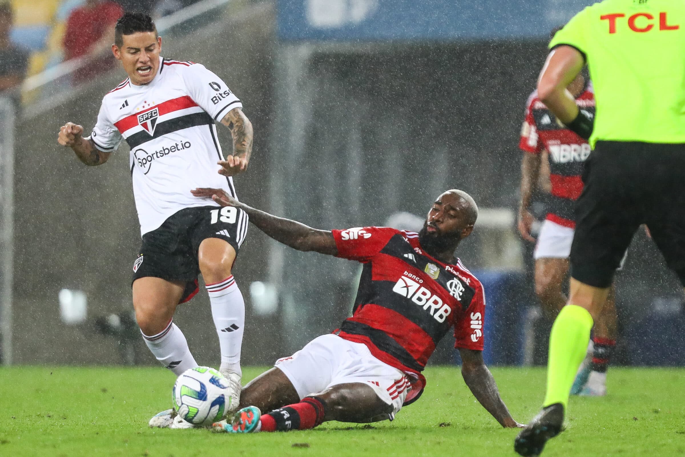 James Rodríguez e Gerson dividem bola em jogo do Brasileirão; Dirigente do Atlético-MG fez pedido ao time paulista