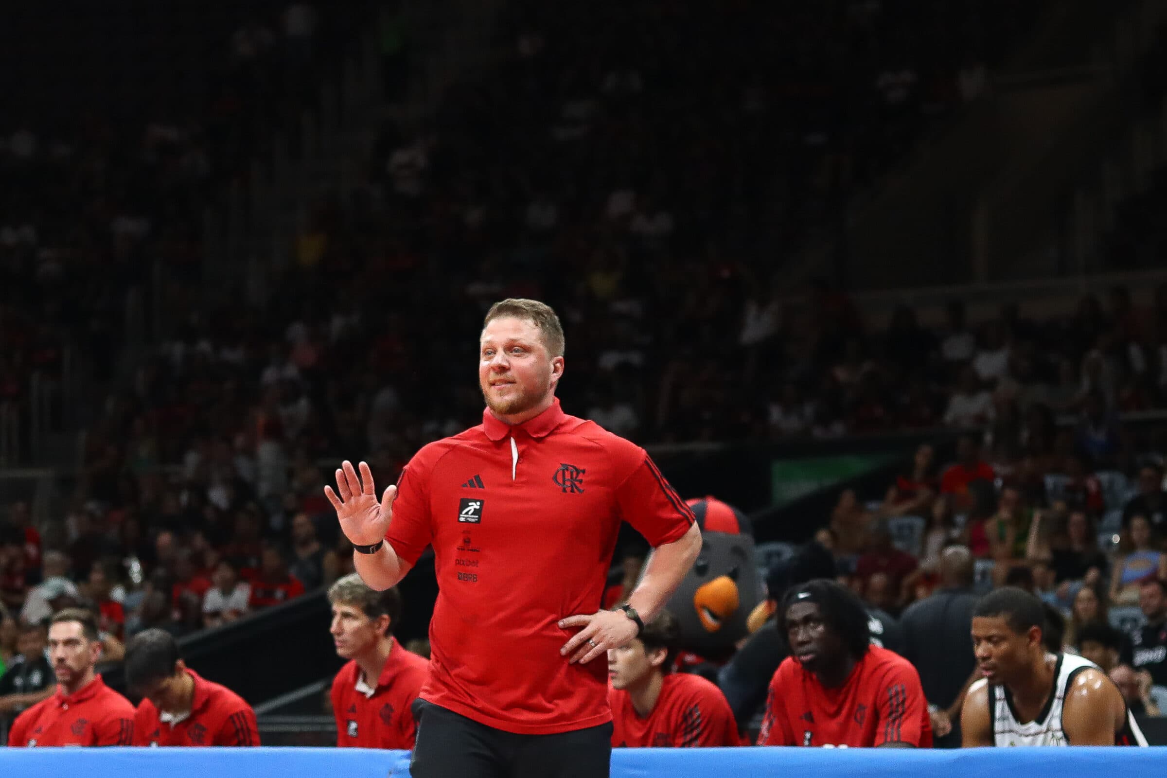 Gustavo De Conti no comando do Flamengo contra o Sesi Franca pelo NBB 23/24