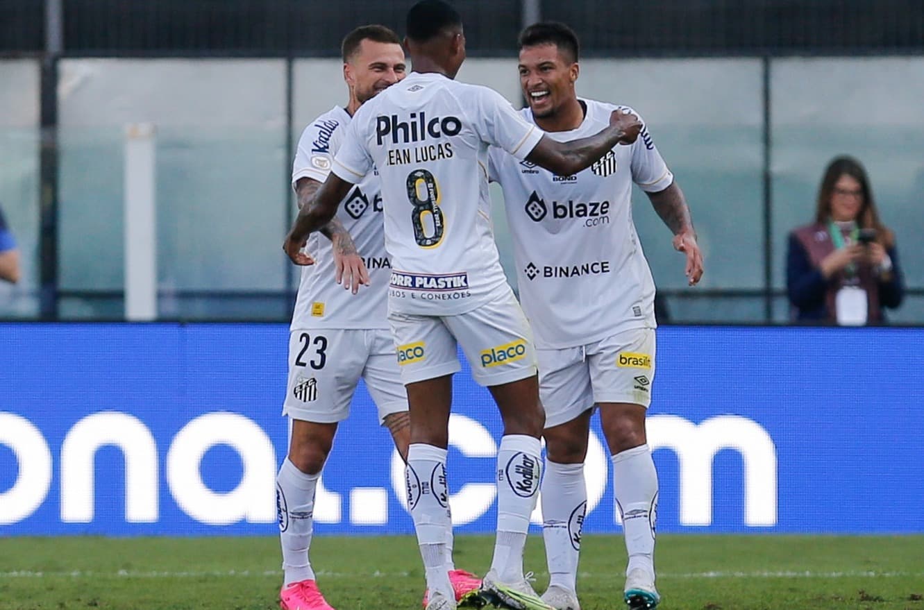 Jean Lucas, Lucas Lima e Marcos Leonardo comemoral gol pelo Santos