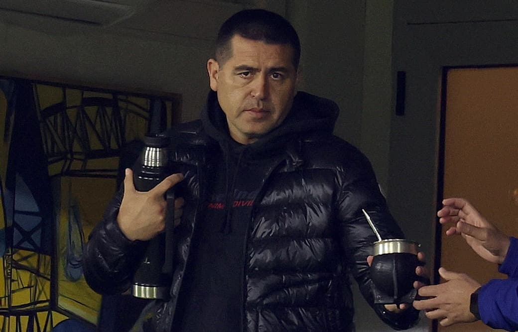 Presidente do Boca Juniors, Riquelme enche copo de mate durante jogo do clube; mandatário pode complicar Flamengo em negócio por Ezequiel Fernández