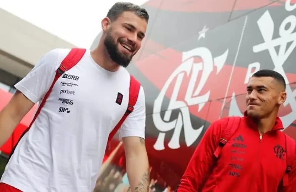Santos olha para Matheus Cunha após descer do ônibus do Flamengo
