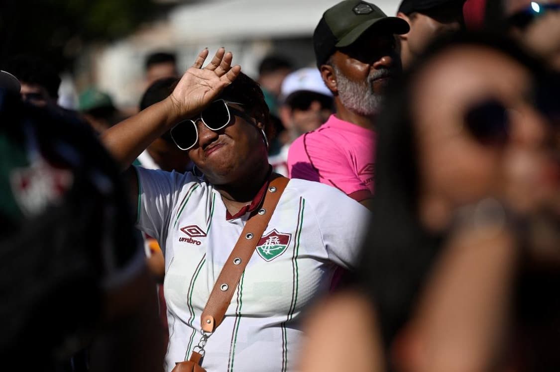 Torcedora do Fluminense lamenta derrota para o Manchester City