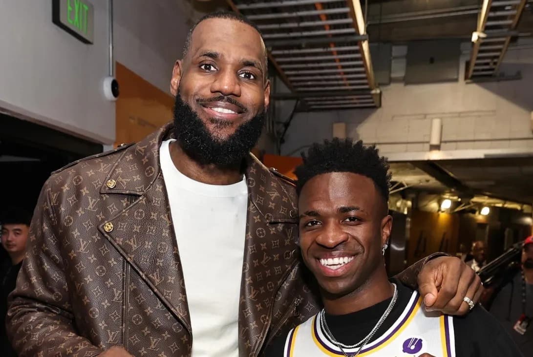 Vinícius Júnior posa para fotos com Lebron James, astro da NBA