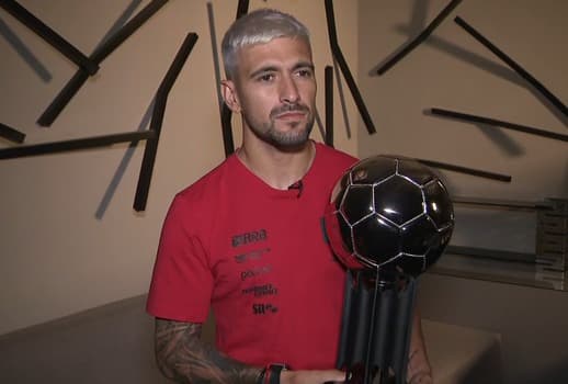 Foto de Arrascaeta, meia do Flamengo, em entrevista exclusiva para a ESPN, falando sobre premiação recebida pelo Bola de Prata