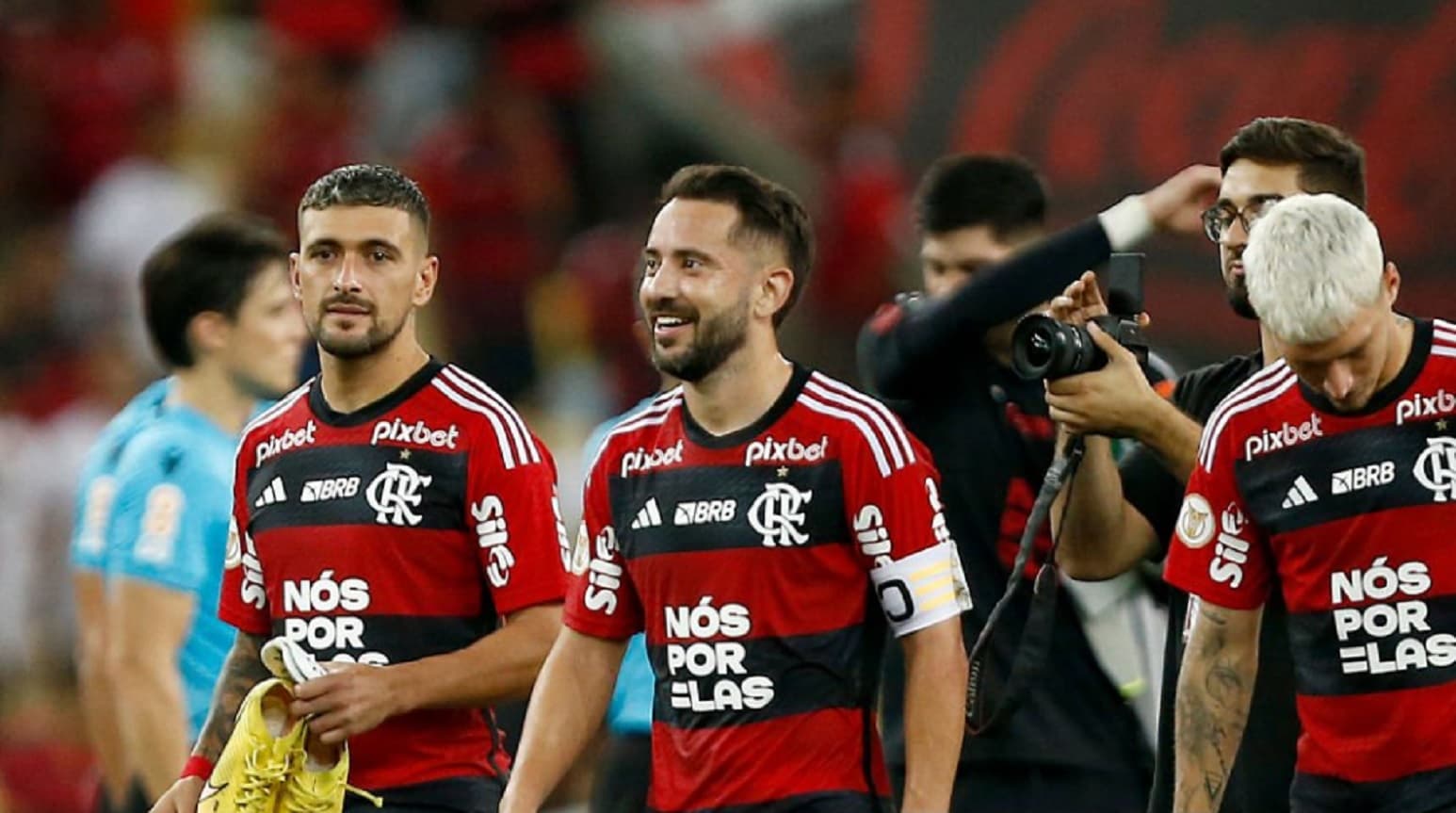 everton ribeiro sorri ao lado de arrascaeta no flamengo