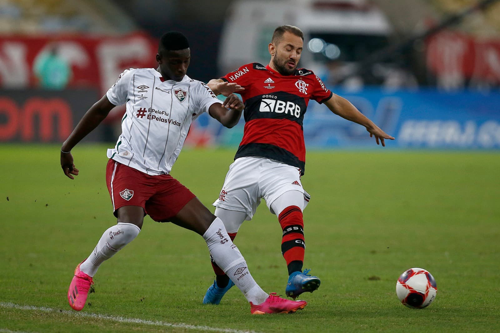 Luiz Henrique do Fluminense e Everton Ribeiro do Flamengo durante a final da segunda mão do Campeonato Carioca 2021 entre Flamengo e Fluminense no Estádio do Maracanã