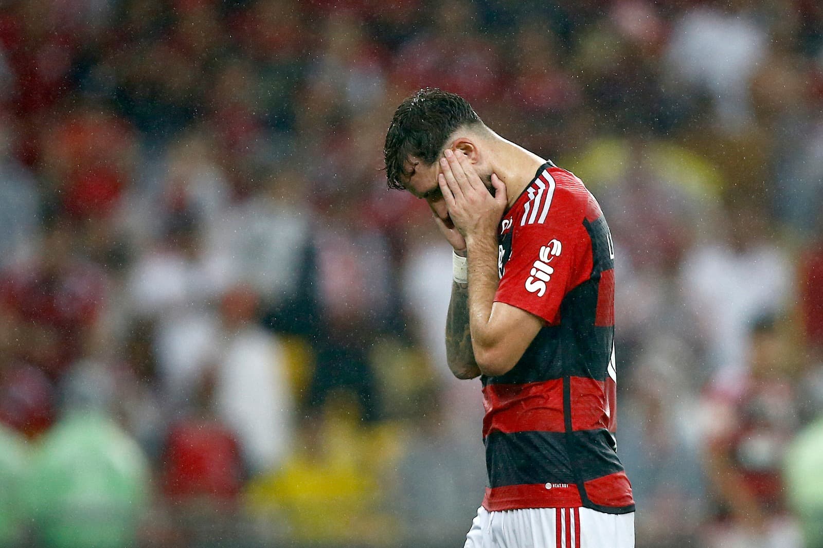 Leo Pereira, do Flamengo, reage após partida entre Flamengo e São Paulo pelo Brasileirão 2023, no Estádio do Maracanã