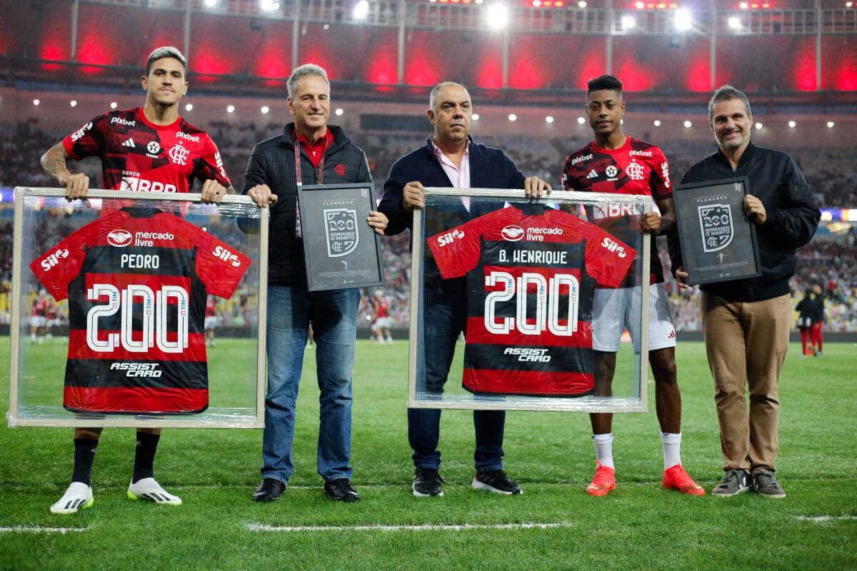 Landim, Braz e Spindel em homenagem a Pedro e Bruno Henrique. Jogadores do Flamengo devem terminar temporada sem títulos com mais de R$ 20 milhões de prêmio por Brasileiro e Copa do Brasil