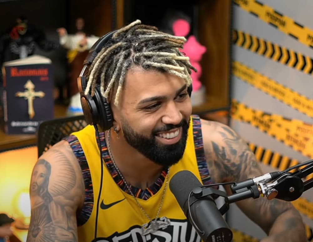 Foto de Gabigol, atacante do Flamengo, em entrevista ao podcast 'PodPah', em dezembro de 2021
