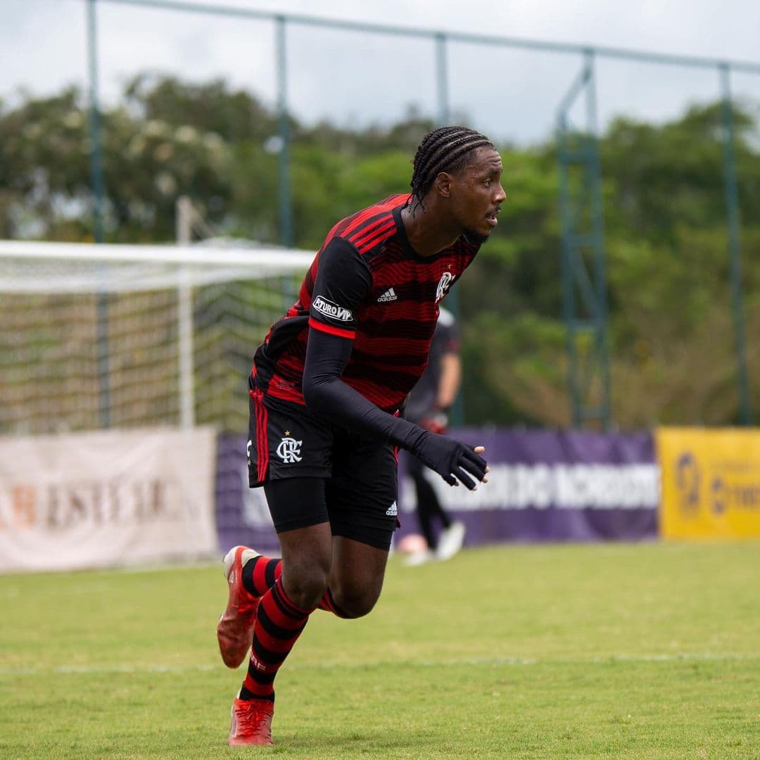 Jhonata Ventura, sobrevivente do incêndio no Ninho, se aposenta e vira funcionário do Flamengo